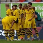 Erling Haaland, del Borussia Dortmund, es felicitado por sus compañeros luego de marcar el único gol del compromiso.