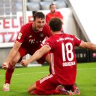 Leon Goretzka (derecha) celebra el segundo gol del Bayern en el Allianz Arena