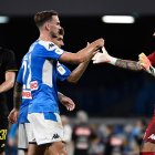 El golero David Ospina es felicitado por uno de sus compañeros al finalizar el encuentro.