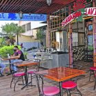 Escenario. Algunos locales ya tenían sillas y mesas afuera antes de la ordenanza, aunque la administración anterior insistía en que no era permitido. En algunos casos, hasta hubo clausuras.