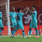 Lionel Messi festeja con Luis Suárez su anotación contra el Mallorca en el regreso a las canchas