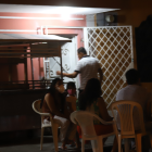 Reuniones. El ECU-911 ha registrado cientos de casos de grupos de personas que se juntan en el exterior de casas con música y bebidas alcohólicas.