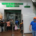 Personas reclaman en el dispensario del IESS, ubicado en la Bahía de Guayaquil, que ese día tenían cita médica y no sabían que la atención es solo por teléfono.