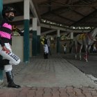 Los jockeys utilizaron mascarillas a la hora de competir como medida de sanidad.