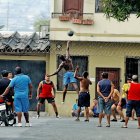 Realidades. Calles de los barrios y de algunas ciudadelas de varios sectores del norte y sur de Guayaquil son transformadas en canchas para practicar los deportes populares.