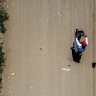 La profesora recorre en su bicicleta el cantón Playas.