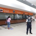 Boleterías. Este es el panorama que se observa en el sitio, todo cerrado. Solo los locales comerciales permanecen abiertos.