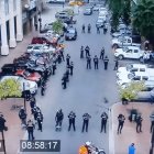 Es una imagen de  una de las cámaras de seguridad que vigilan las inmediaciones de la Prefectura en la que se puede observar a los policías locales resguardar el lugar.