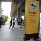 Situación. En la terminal aérea solo se permite el paso de quien vaya a viajar.
