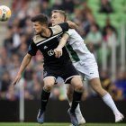 Klaas-Jan Huntelaar (i) no ha sido figura en los últimos meses en el Ajax, pero es visto como emblemático por la nueva generación seguidora del equipo holandés.