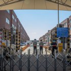PEKÍN. Agentes de la policía paramilitar y personal de seguridad con máscaras protectoras hacen guardia junto al mercado cerrado de Xinfadi.