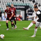 Cristiano Ronaldo falló un penal y además estuvo errático en el regreso del fútbol en Italia.