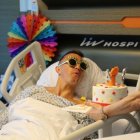 El uruguayo Fernando Muslera apaga la vela en una torta por su cumpleños número 34.