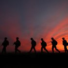 YEONPYEONG. Los marines surcoreanos patrullan durante la puesta de sol esta isla bajo control de Pyongyang, cerca del límite marino norte con Corea del Norte.