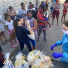 Entrega de kits de alimentos en el Guasmo, a familias pobres.