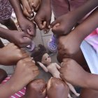 Un grupo de niñas afroecuatorianas del sector la Trinitaria de Guayaquil, posan para EXPRESO.