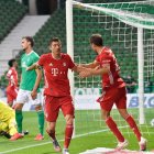 El polaco Robert Lewandowski (centro) festeja el gol que le dio la victoria al equipo y por consecuencia un nuevo campeonato