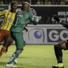 El golero Fernando Fernández (c) es uno de los cuatro jugadores que se marcharon de Aucas.