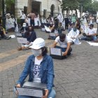 Hecho. Decenas de maestros acudieron a los exteriores de la Gobernación para conectar a Internet y dar clases a sus alumnos.