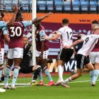 Los jugadores del Sheffield United corren a festejar el gol con el arquero y el balón dentro del arco, pero el tanto no subió al marcador.