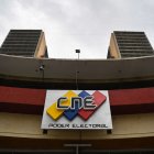 CARACAS. Indira Alfonzo y Tania D’Amelio, nuevas cabezas del CNE, arriban a la primera sesión del organismo este lunes.