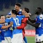 Alex Meret (centro) celebra con sus compañeros el primer título que se disputó en Italia desde el regreso a la actividad.