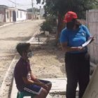 Carolina Espinoza dando clases en los exteriores de la casa de uno de sus alumnos para evitar posibles contagios de covid-19.