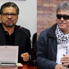 El exnegociador de paz de la antigua guerrilla de las FARC Luciano Marín, alias "Iván Márquez" (i), y Seuxis Paucias Hernández, alias "Jesús Santrich", en Bogotá, Colombia, en una foto de archivo. Ambos están prófugos.