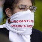 Una manifestante durante una protesta que pedía la vigencia de DACA.
