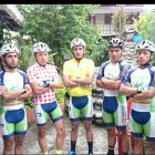 Carapaz en sus inicios (c) junto a otros integrantes del club, entre ellos Jonathan Caicedo y los primos Alexander y Jefferson Cepeda.