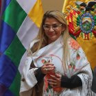 Jeanine Áñez, presidenta interina de Bolivia, señala a su antecesor de instigar a la violencia.