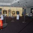 El teatro ofrece cuadros de reconocidos artistas para poder mantenerse.