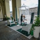 TURÍN. La peluquera Sabrina Zanfagnin se instala con una tienda de campaña en la plaza Vittorio, en estos días de Fase 2 en esta ciudad italiana.