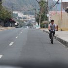 Ciclistas. Debido a la poca circulación de autos particulares los domingos, los ciclistas recorren con más libertad vías como la Carlos Julio Arosemena.
