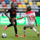 Carlos Gruezo (i) obtuvo la permanencia en la Bundesliga con el Augsburgo.