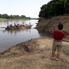 filas. El paso del río Daule, a través de gabarras, genera filas y extensas esperas de autos para salir e ingresar a Colimes.