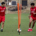 Los jugadores de Barcelona trabajan en varios grupos, para evitar las aglomeraciones en cancha.