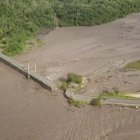 El aumento del caudal del río provocó el colapso de una parte de la vía Macas-Puyo.