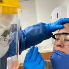 La presentadora durante la prueba del hisopado.