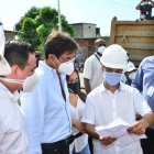 El prefecto (c) junto a técnicos y autoridades de los cantones visitados el viernes, 20 de junio.