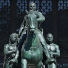La estatua será removida por simbolizar la subyugación de pueblos afrodescendientes e indígenas.