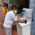 En el sector de San Roque, se observan medidas de bioseguridad implementadas por los locales comerciales.