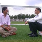 Carlos Luis Morales (i) en una charla con Carlos Alfaro Moreno. Ambos militaron en Independiente de Avellaneda.