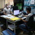 Personal administrativo de la Universidad de Guayaquil recepta la matriculación vía online.