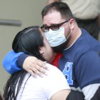 Los hijos de Carlos Luis Morales en las afueras de la clínica Kannedy.