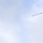 El mensaje racista apareció siendo halado por un helicóptero