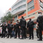 Un cordón policial custodió la clínica a la que llegó el prefecto, fue atendido y falleció.