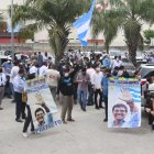 Simpatizantes de Morales se concentraron ayer en los exteriores de la clínica donde se declaró su deceso.