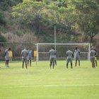 Los jugadores de Barcelona se dieron tiempo para recordar al guardameta ecuatoriano.