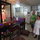 Miembros. Edison Vitores vive con su mamá Hilda Franco en el Hogar del Corazón de Jesús.